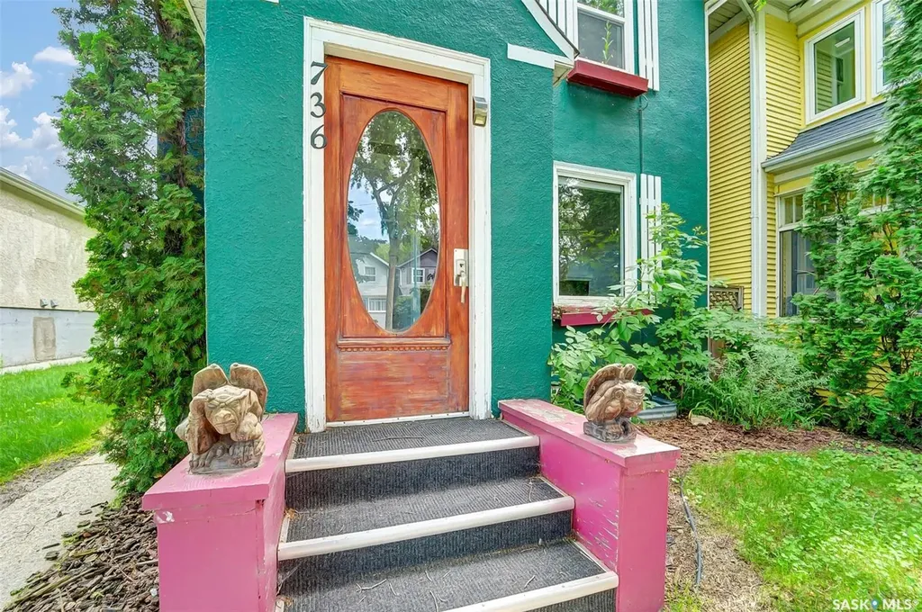 736 7th Avenue N Saskatoon SK S7K 2V4