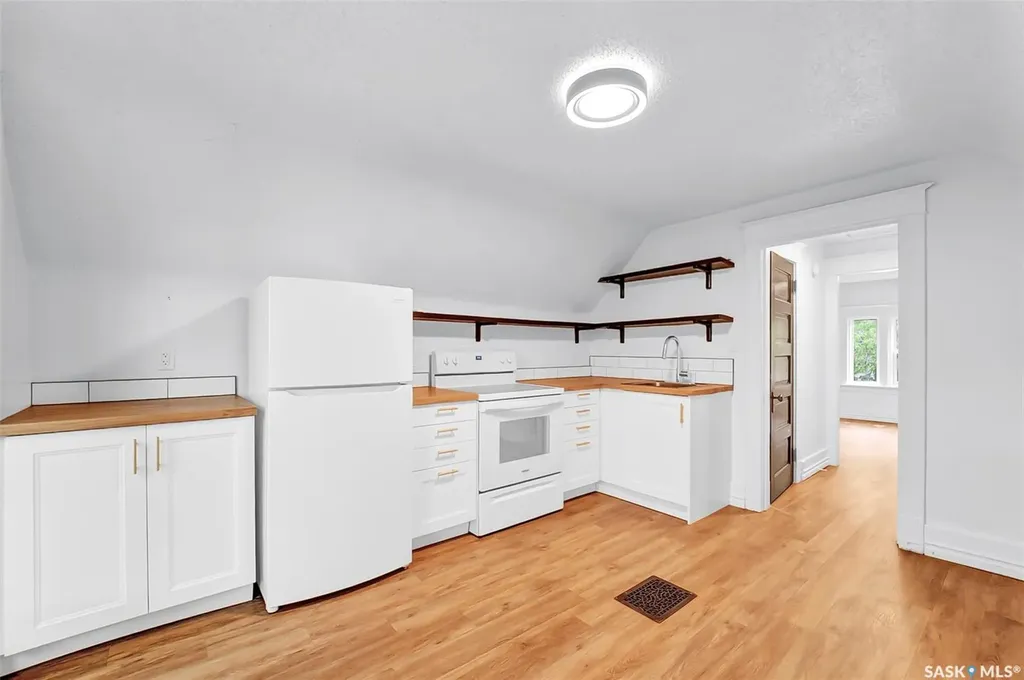 736 7th Avenue N Saskatoon SK S7K 2V4