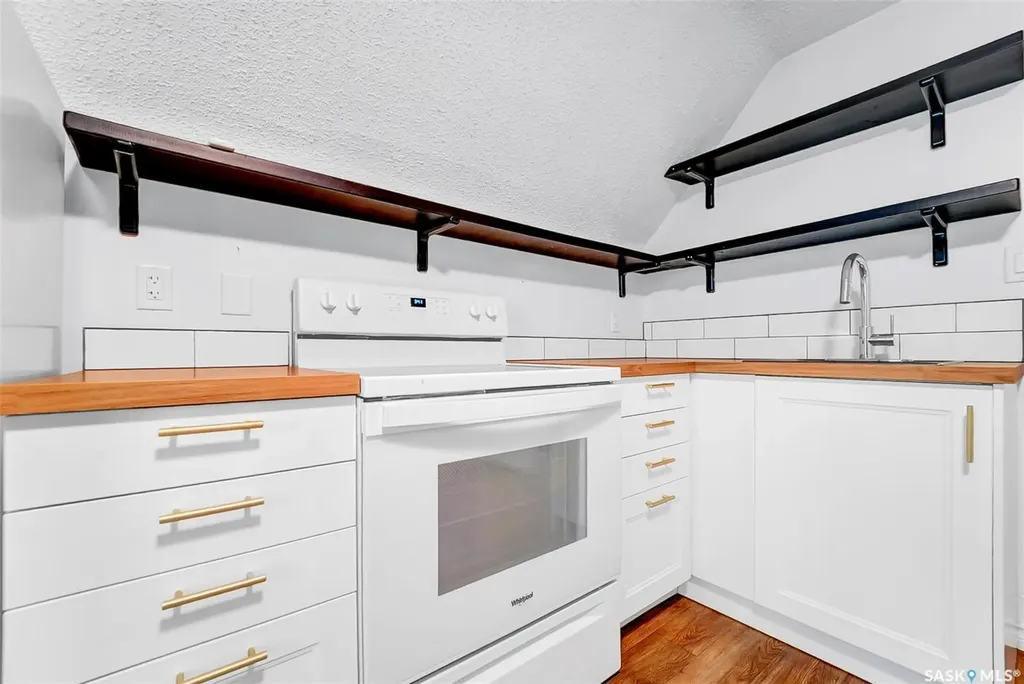 736 7th Avenue N Saskatoon SK S7K 2V4