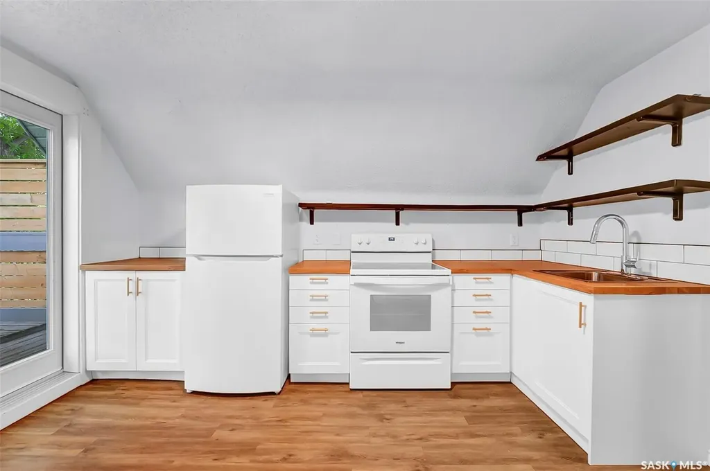 736 7th Avenue N Saskatoon SK S7K 2V4
