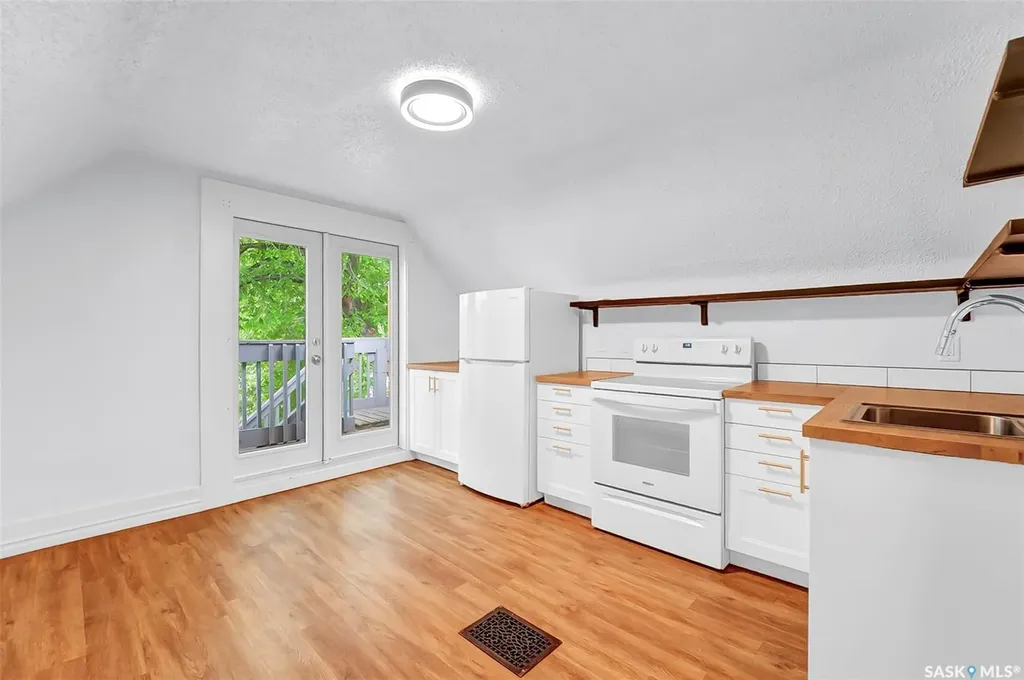 736 7th Avenue N Saskatoon SK S7K 2V4