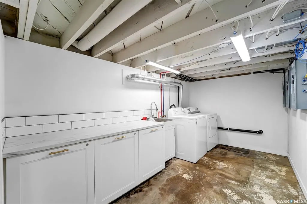 736 7th Avenue N Saskatoon SK S7K 2V4