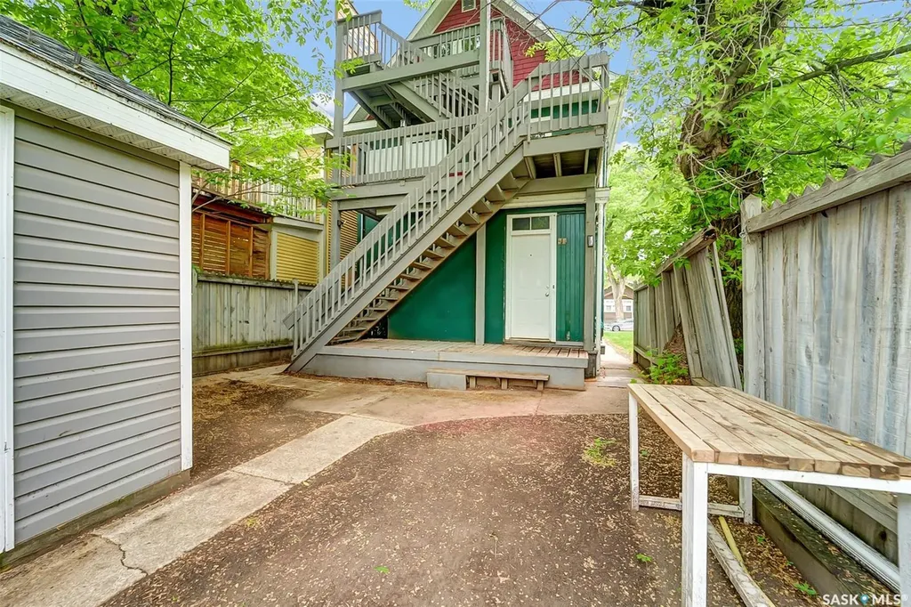 736 7th Avenue N Saskatoon SK S7K 2V4