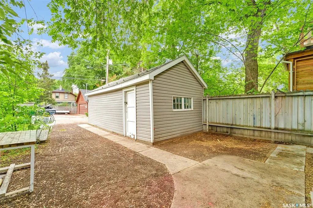 736 7th Avenue N Saskatoon SK S7K 2V4