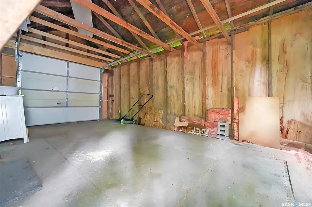 736 7th Avenue N Saskatoon SK S7K 2V4