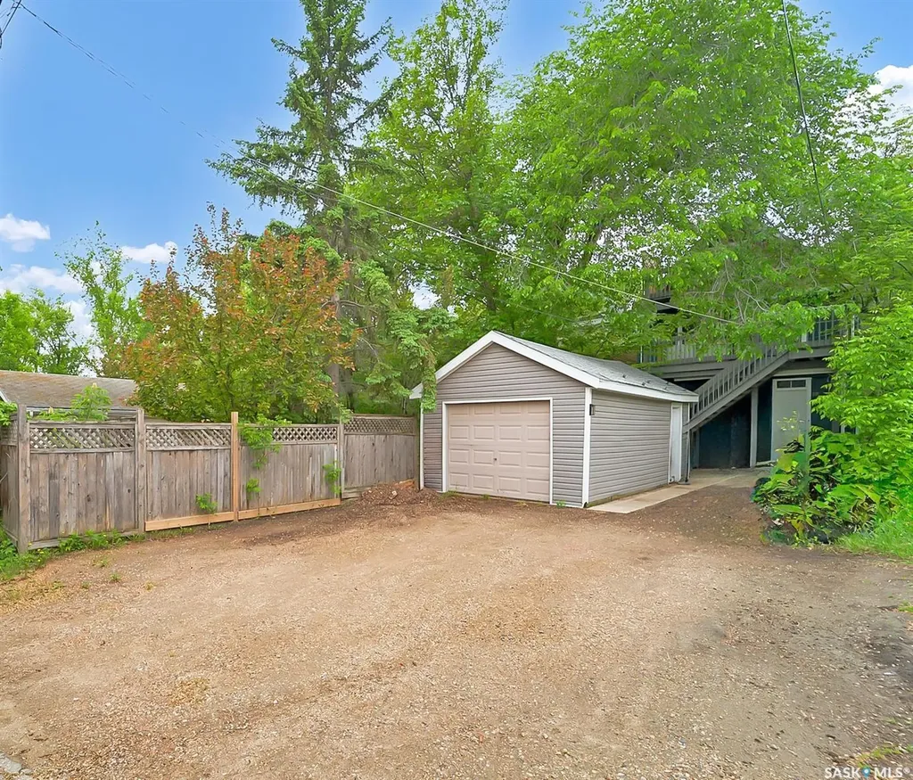 736 7th Avenue N Saskatoon SK S7K 2V4
