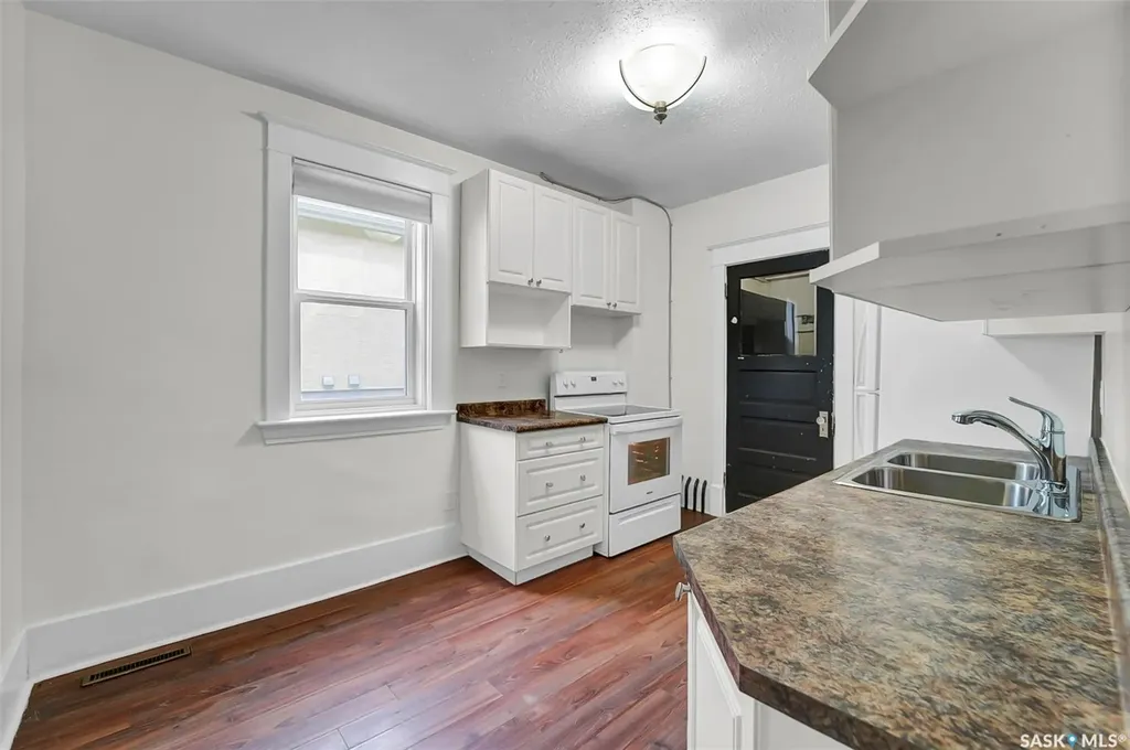 736 7th Avenue N Saskatoon SK S7K 2V4