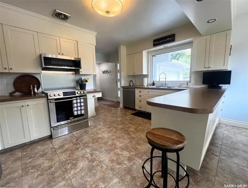 1183 George Street E Swift Current SK S9H 1Z5