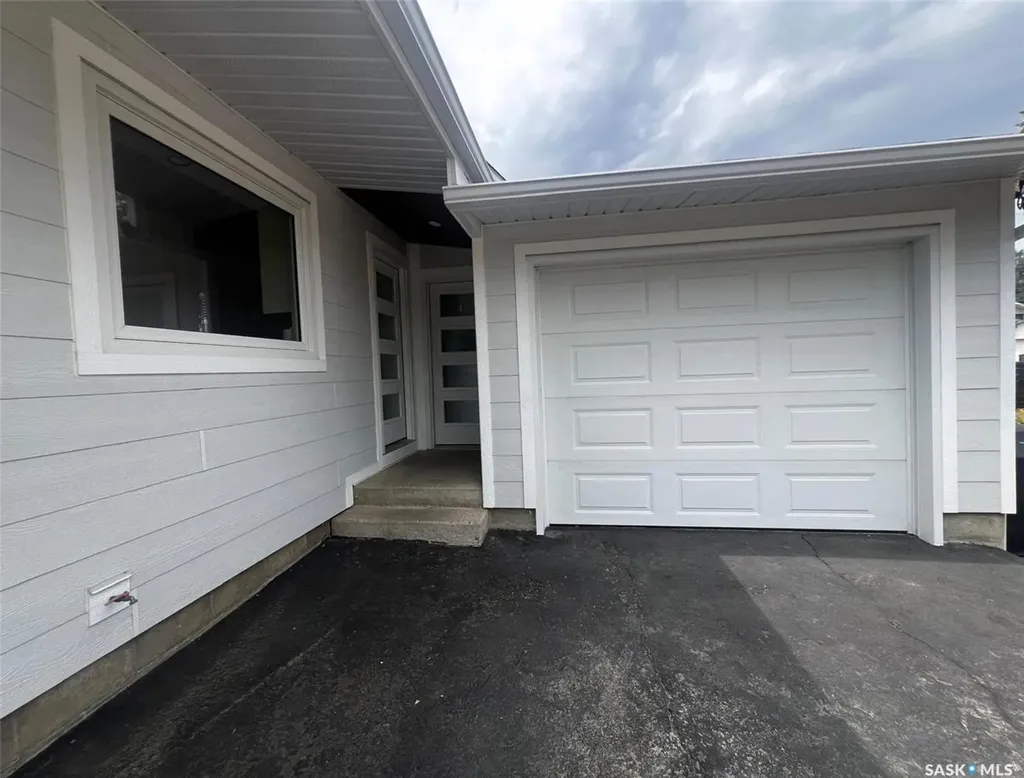 1183 George Street E Swift Current SK S9H 1Z5