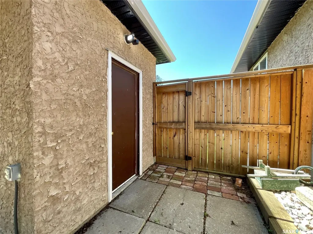 3307/3309 Dawson Crescent Regina SK S4R 3V6