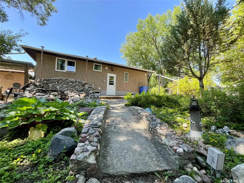 3307/3309 Dawson Crescent Regina SK S4R 3V6