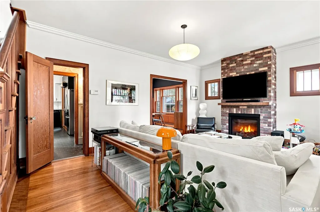322 29th Street W Saskatoon SK S7L 0M1