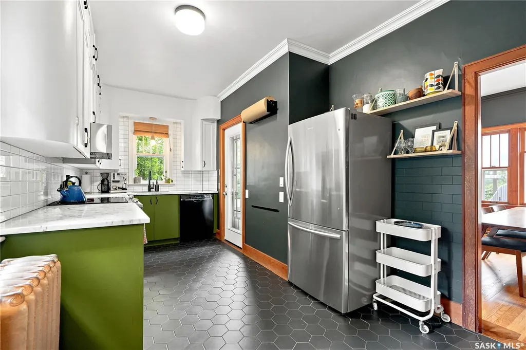 322 29th Street W Saskatoon SK S7L 0M1