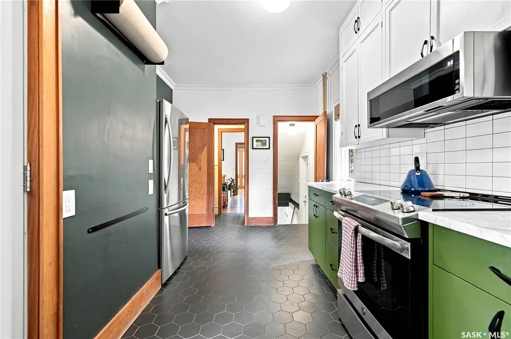 322 29th Street W Saskatoon SK S7L 0M1