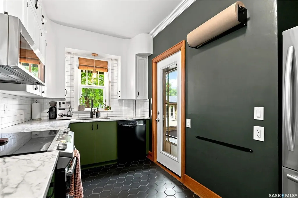 322 29th Street W Saskatoon SK S7L 0M1