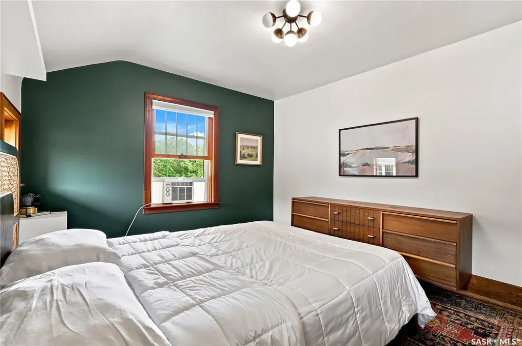 322 29th Street W Saskatoon SK S7L 0M1