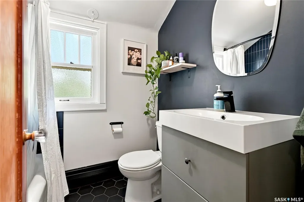 322 29th Street W Saskatoon SK S7L 0M1