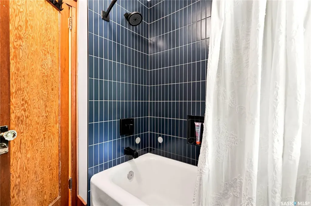 322 29th Street W Saskatoon SK S7L 0M1