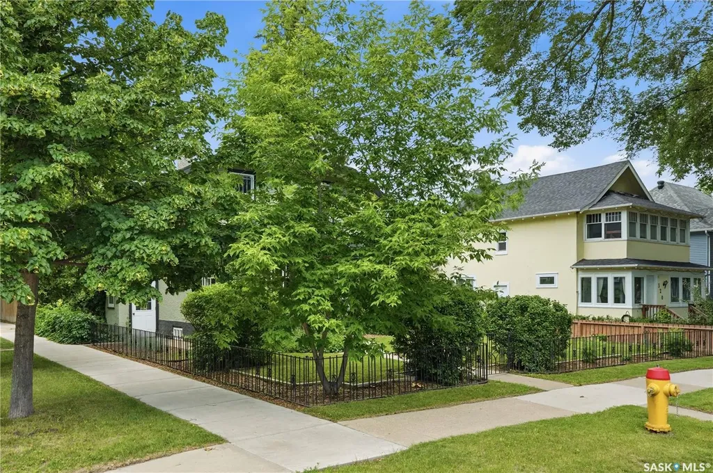 322 29th Street W Saskatoon SK S7L 0M1
