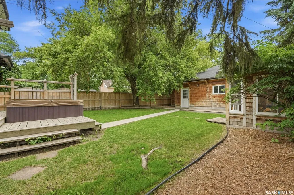 322 29th Street W Saskatoon SK S7L 0M1