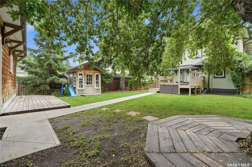 322 29th Street W Saskatoon SK S7L 0M1