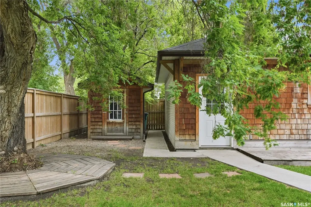 322 29th Street W Saskatoon SK S7L 0M1