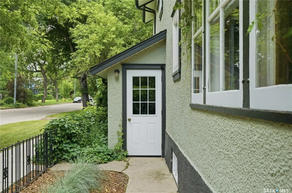 322 29th Street W Saskatoon SK S7L 0M1