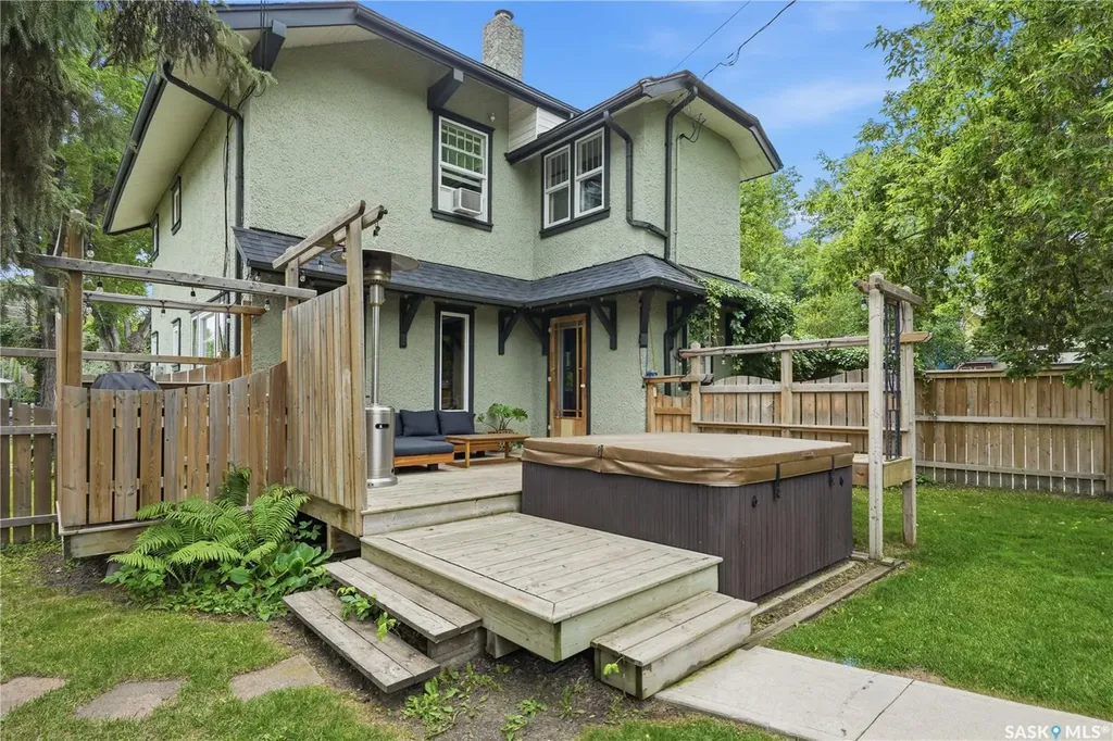 322 29th Street W Saskatoon SK S7L 0M1