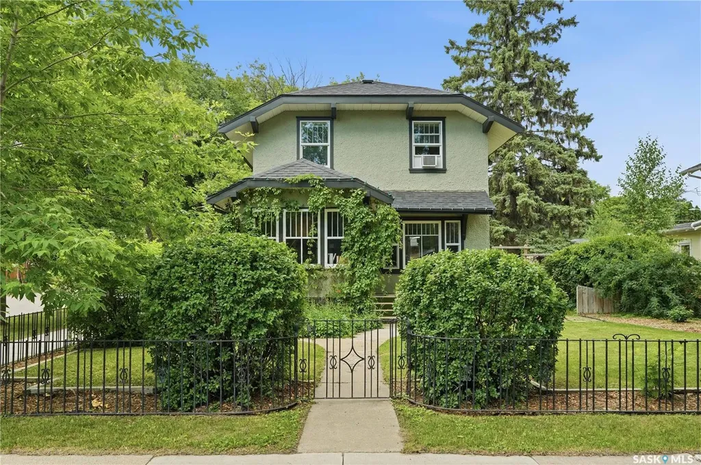322 29th Street W Saskatoon SK S7L 0M1