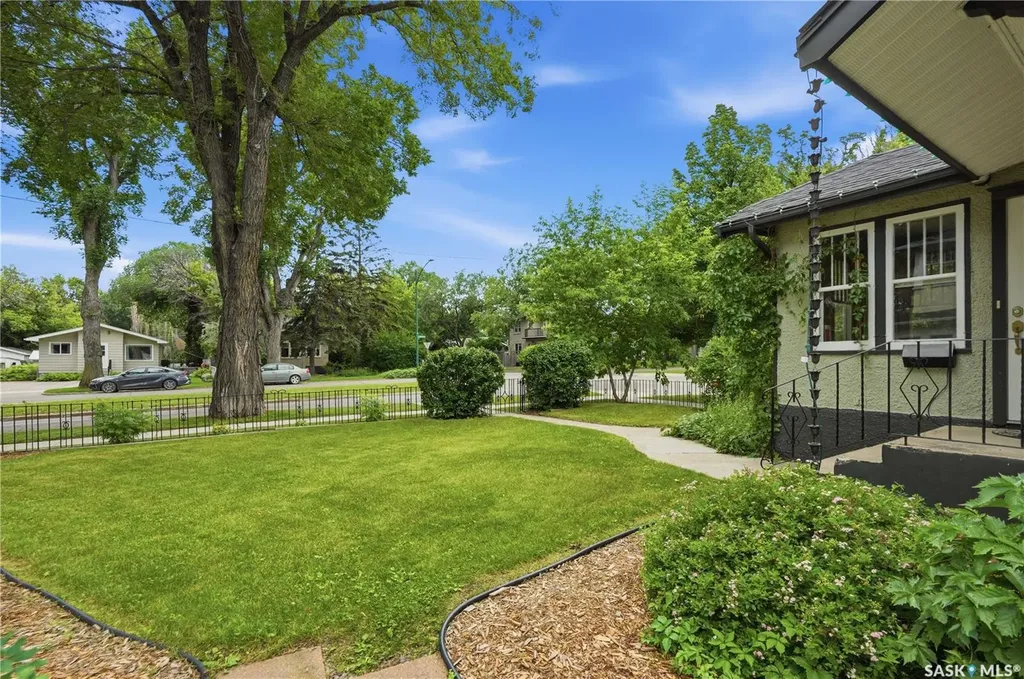 322 29th Street W Saskatoon SK S7L 0M1