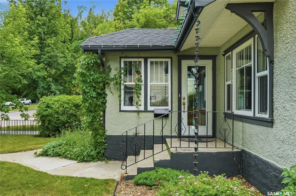 322 29th Street W Saskatoon SK S7L 0M1