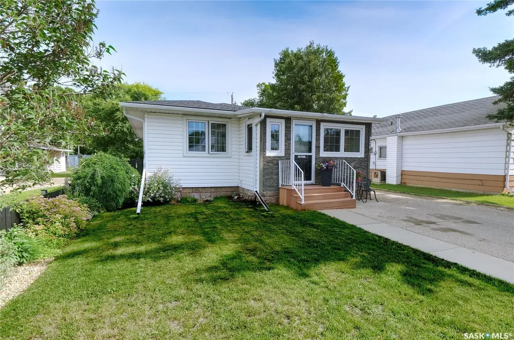 924 Hall Street W Moose Jaw SK S6H 2S4