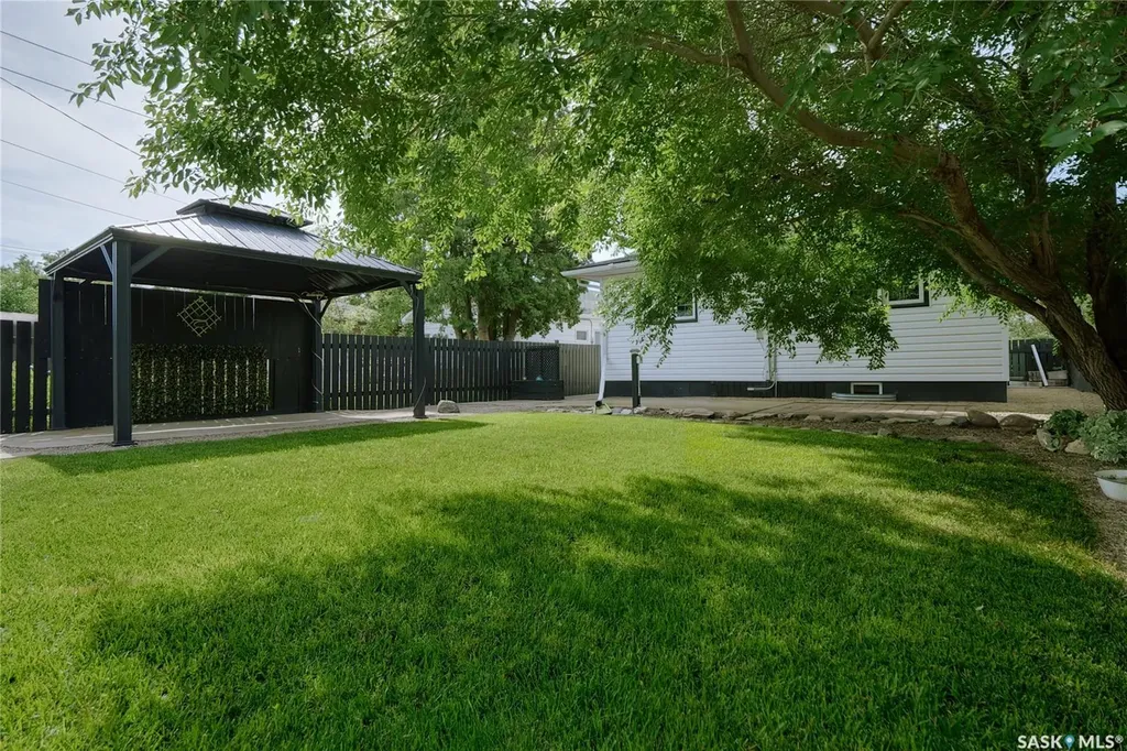 924 Hall Street W Moose Jaw SK S6H 2S4