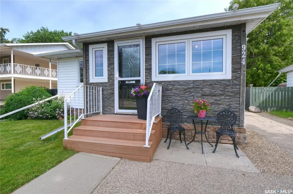 924 Hall Street W Moose Jaw SK S6H 2S4