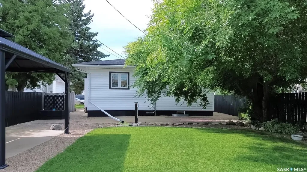 924 Hall Street W Moose Jaw SK S6H 2S4