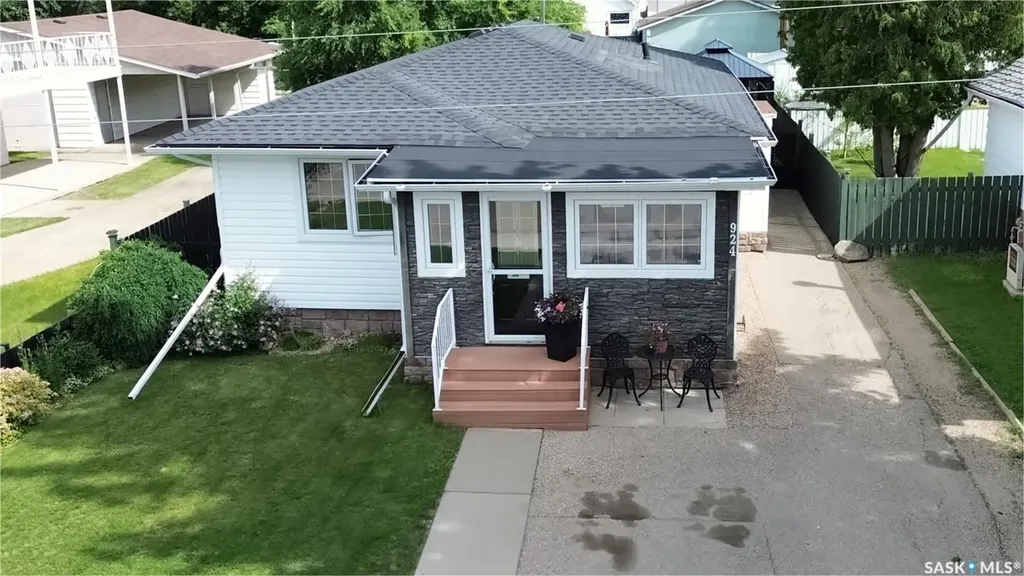 924 Hall Street W Moose Jaw SK S6H 2S4