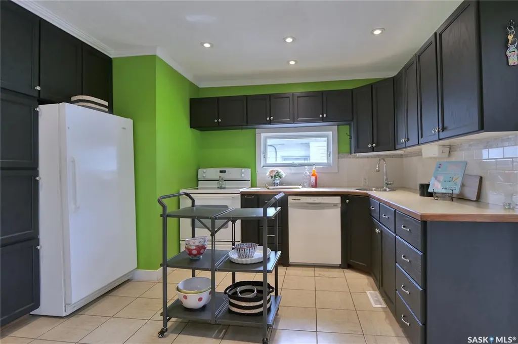 924 Hall Street W Moose Jaw SK S6H 2S4