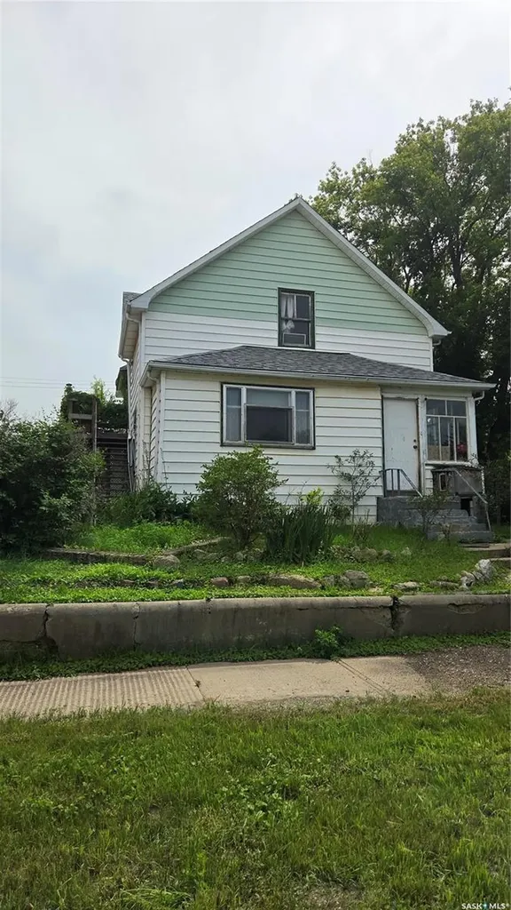 419 Home Street W Moose Jaw SK S6H 4X4