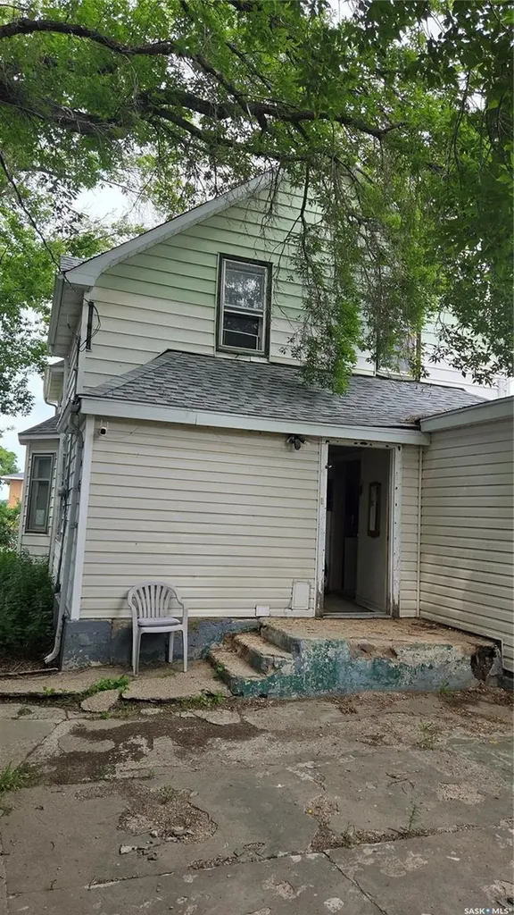 419 Home Street W Moose Jaw SK S6H 4X4