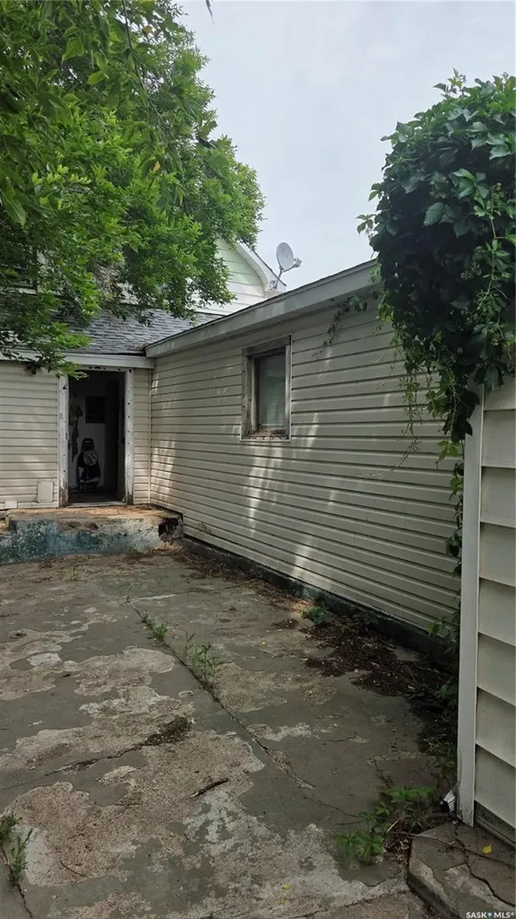 419 Home Street W Moose Jaw SK S6H 4X4