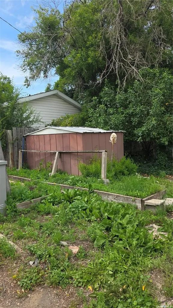 419 Home Street W Moose Jaw SK S6H 4X4