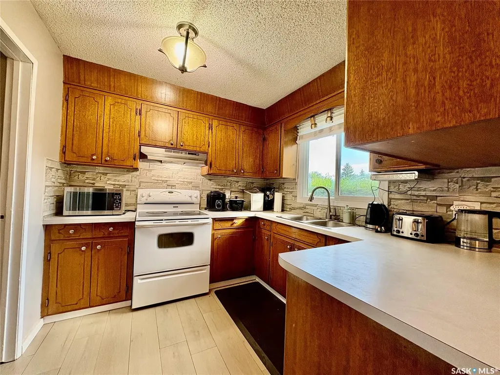 10 Mackie Crescent Saskatoon SK S7L 3V3