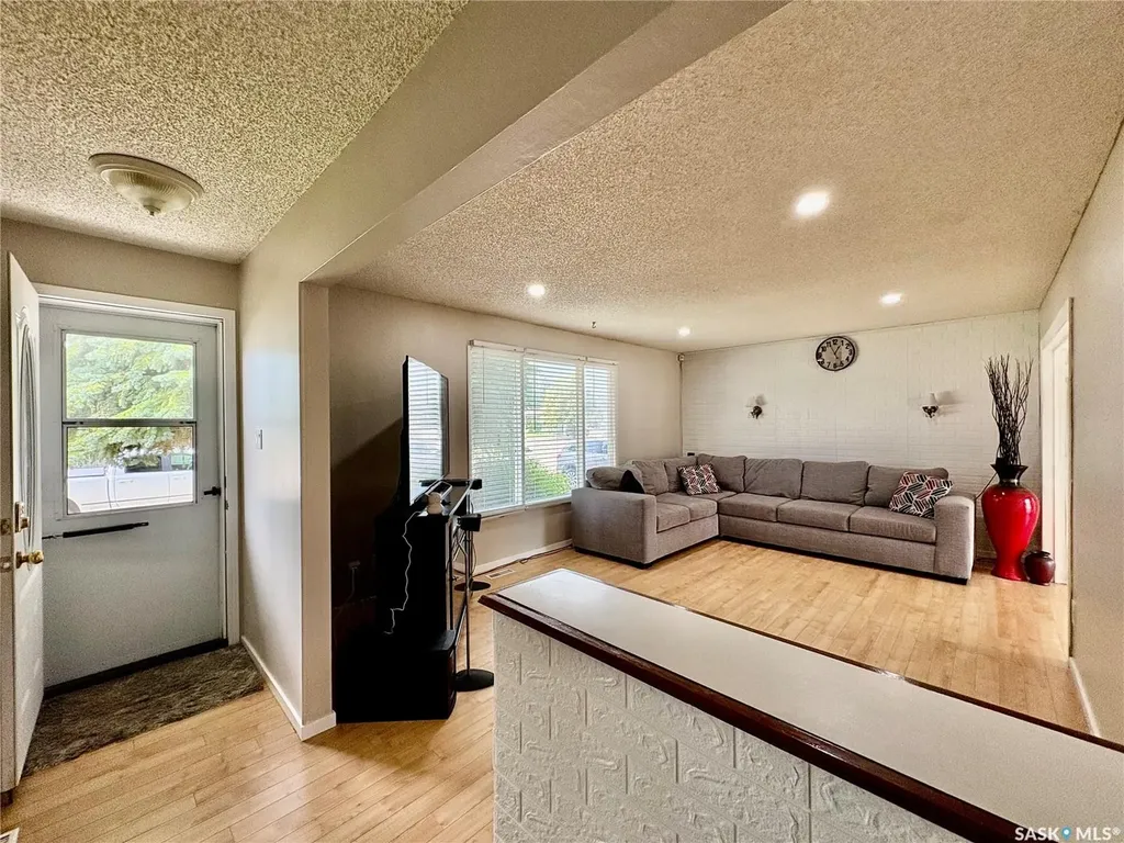 10 Mackie Crescent Saskatoon SK S7L 3V3