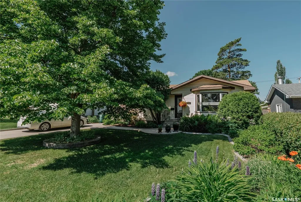 2704 Preston Avenue S Saskatoon SK S7J 2G6