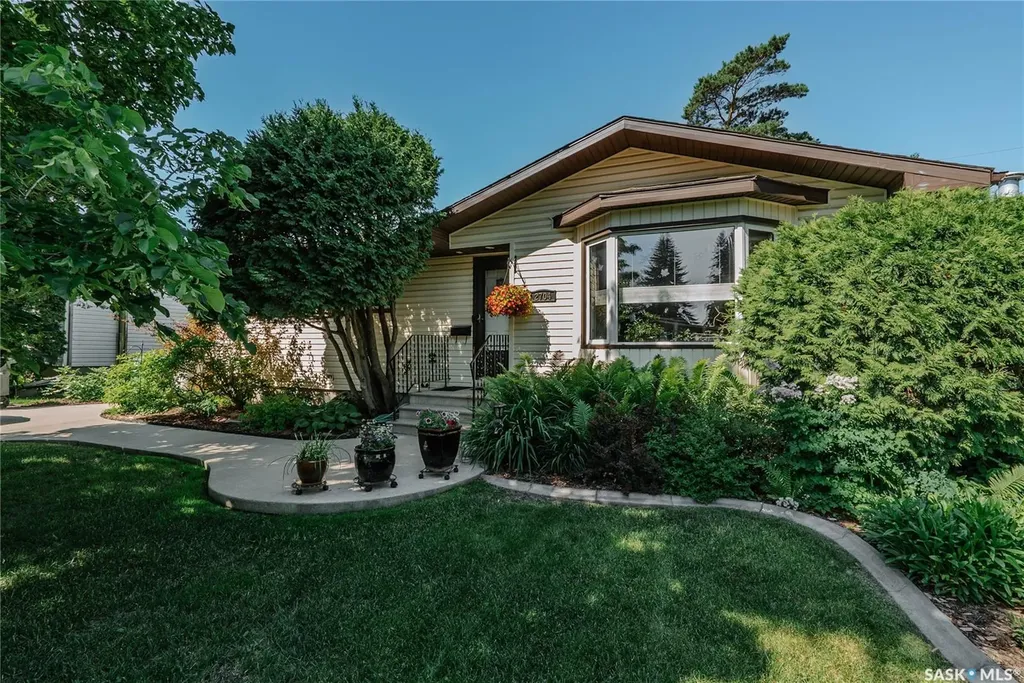 2704 Preston Avenue S Saskatoon SK S7J 2G6