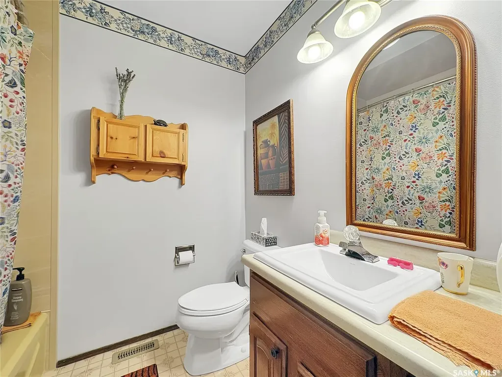 8903 Thomas Avenue North Battleford SK S9A 3H4