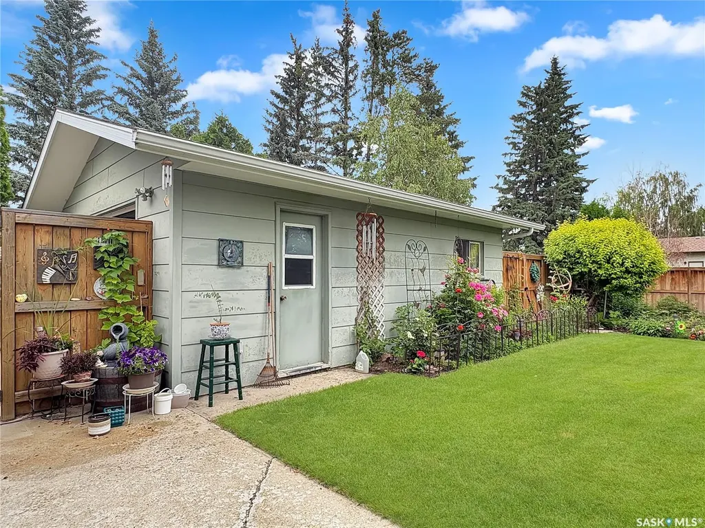 8903 Thomas Avenue North Battleford SK S9A 3H4