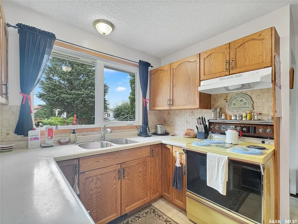 8903 Thomas Avenue North Battleford SK S9A 3H4