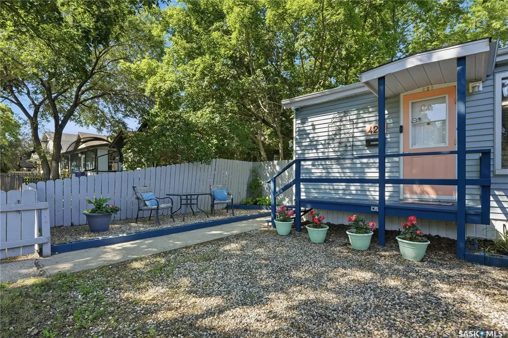 427 K Avenue N Saskatoon SK S7L 2M5