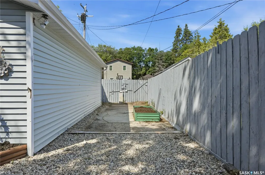 427 K Avenue N Saskatoon SK S7L 2M5